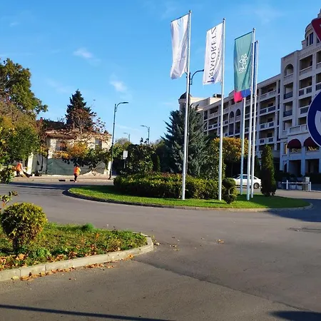 Unique Location With Parking Apartment *