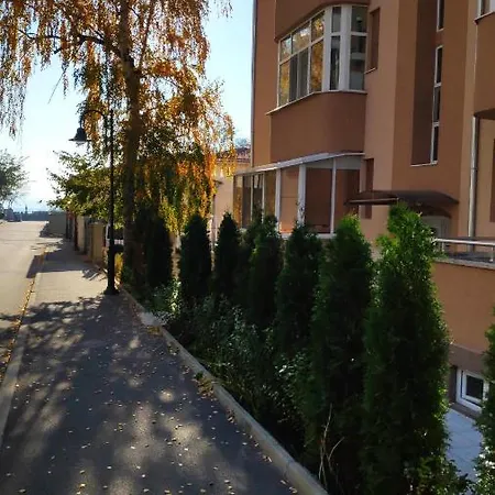 Unique Location With Parking Lejlighed *